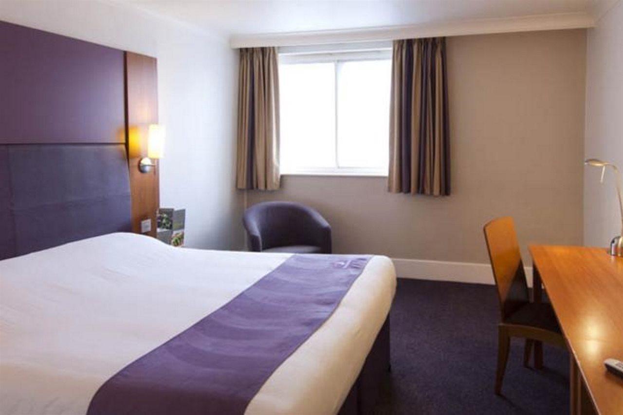 Premier Inn Cobham Cobham  Εξωτερικό φωτογραφία